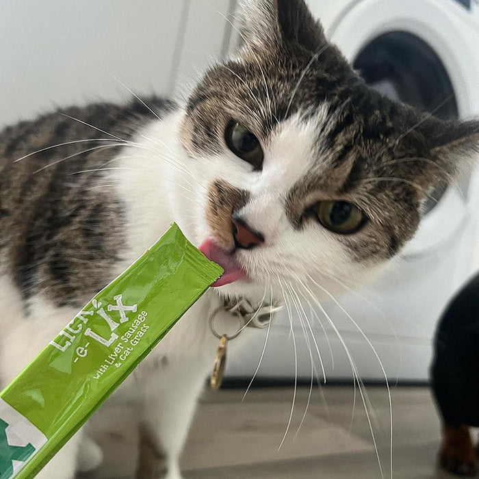 WBX Lick-E-Lix (liver sausage/cat grass) kepenėlių dešra ir kačių žolės skanėstai katėms, N5 x 15 g